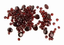 Lot lose Granate, zus. ca. 39.18 ct, rundfacett. in