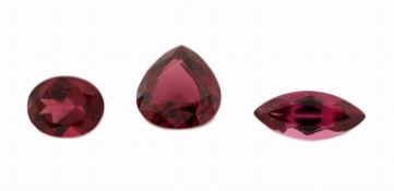 Lot 3 lose Granate, zus. ca. 12.0 ct, versch. Größen,