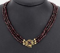 Granat-Collier mit 14 kt Gold Schließe, GG 585/000, 3-rhg.