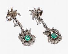 Paar Palladium Diamant-Smaragd-Ohrstecker, im Stil des Art