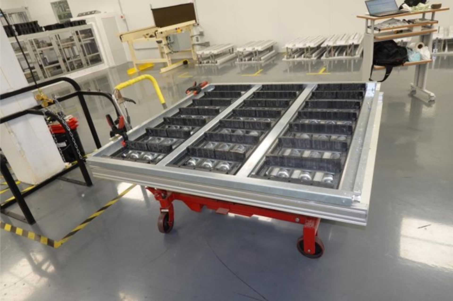 Uline Hydraulic Lift Table W- Roll Conveyor - Image 3 of 7