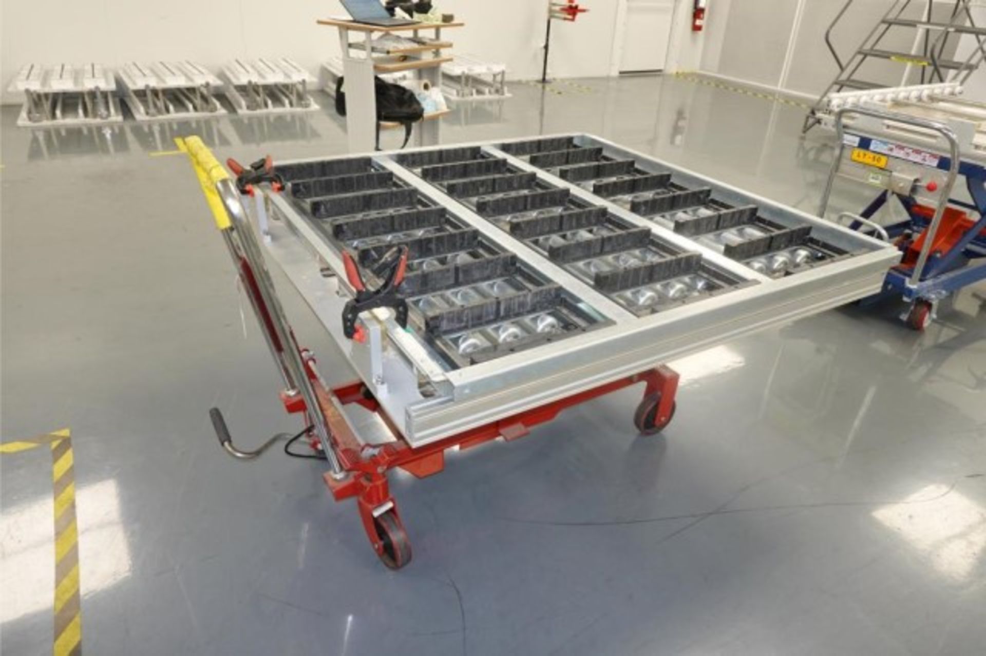 Uline Hydraulic Lift Table W- Roll Conveyor - Image 2 of 7