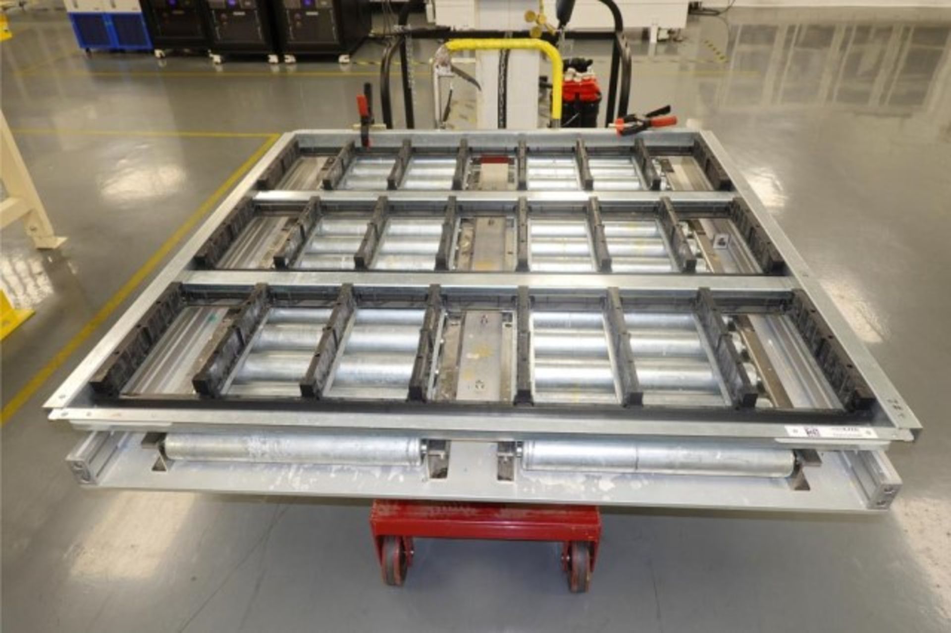 Uline Hydraulic Lift Table W- Roll Conveyor - Image 4 of 7