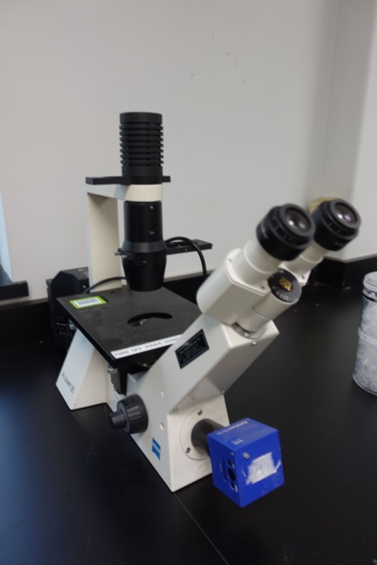 Zeiss Axiovert 25 Inverted Microscope. Features: 5-Position Nosepiece ...