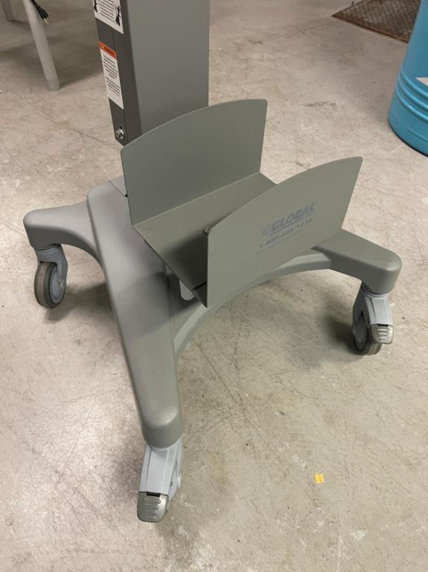 Mobile Laboratory Standing Desk - Image 3 of 4