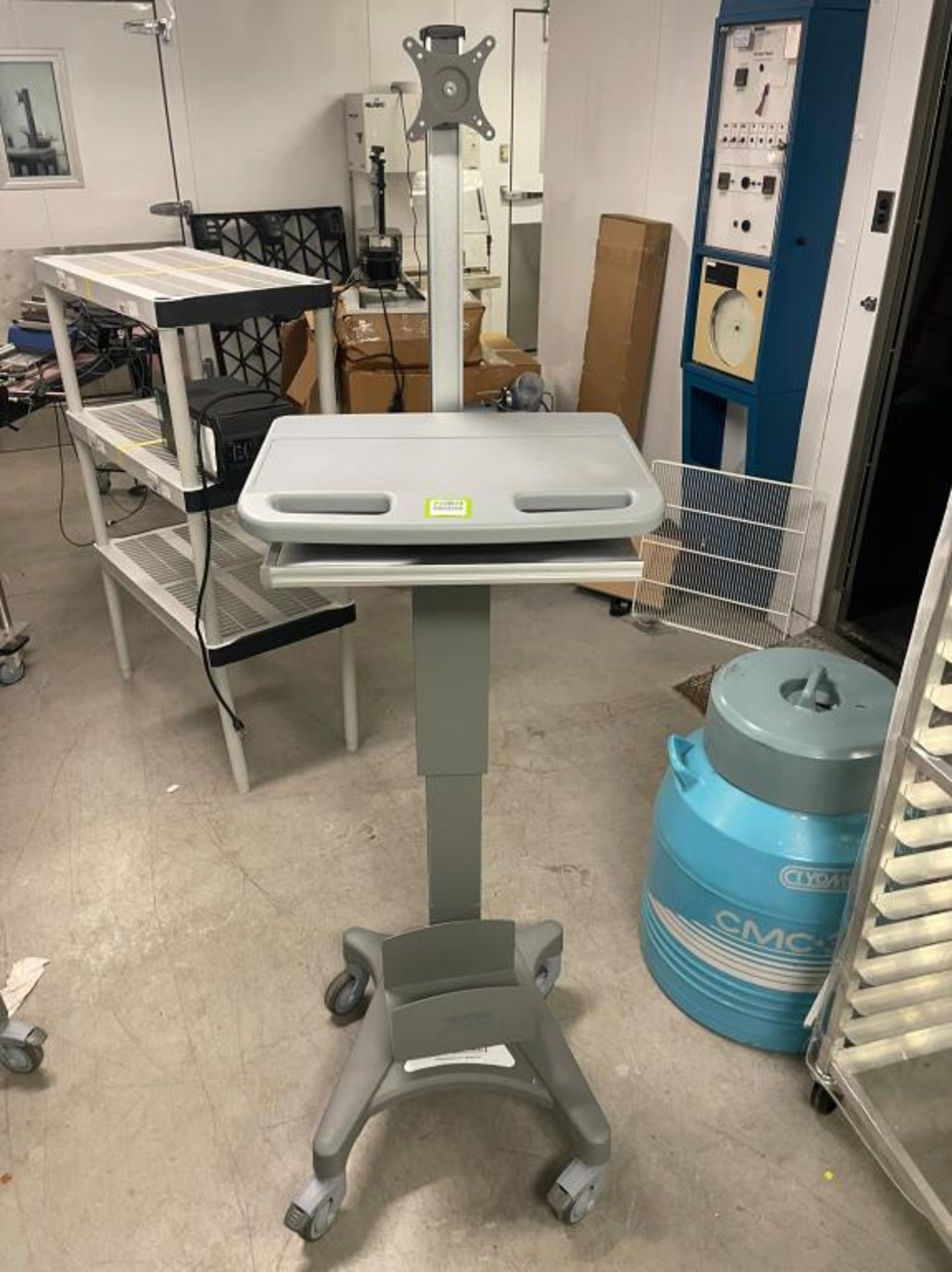 Mobile Laboratory Standing Desk