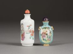 ZWEI FAMILLE-ROSE-SNUFFBOTTLES MIT FIGURENDARSTELLUNGEN