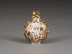 EINE EMAILLIERTE SNUFFBOTTLE MIT "EUROPÄISCHEM THEMA"