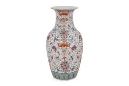 A LARGE FAMILLE ROSE PORCELAIN VASE