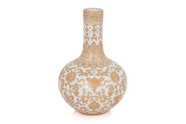 A SMALL GILT DECORATED PORCELAIN BOTTLE VASE
