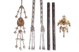 A GROUP OF SILVER JEWELLERY