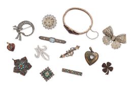 AN ASSORTMENT OF SILVER JEWELLERY AND ACCESSORIES