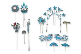 A GROUP OF TWELVE KINGFISHER FEATHER SILVER HAIRPINS