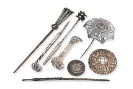 A GROUP OF EIGHT SILVER JEWELLERY ITEMS