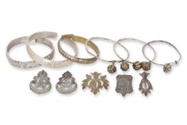 A GROUP OF ASSORTED SILVER JEWELLERY