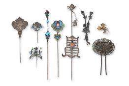 A GROUP OF EIGHT ASSORTED HAIRPINS