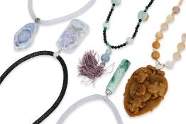 A GROUP OF FIVE PIECES OF JADE JEWELLERY