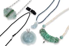 A GROUP OF FIVE PIECES OF JEWELLERY