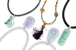 A GROUP OF FIVE PIECES OF JADE JEWELLERY