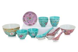 A GROUP OF 16 FAMILLE ROSE WARES