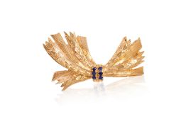 A SAPPHIRE 'WHEAT SHEAF' BROOCH