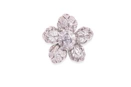 A DIAMOND 'FLOWER' PENDANT/BROOCH
