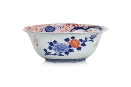 A LARGE IMARI PORCELAIN BASIN BOWL