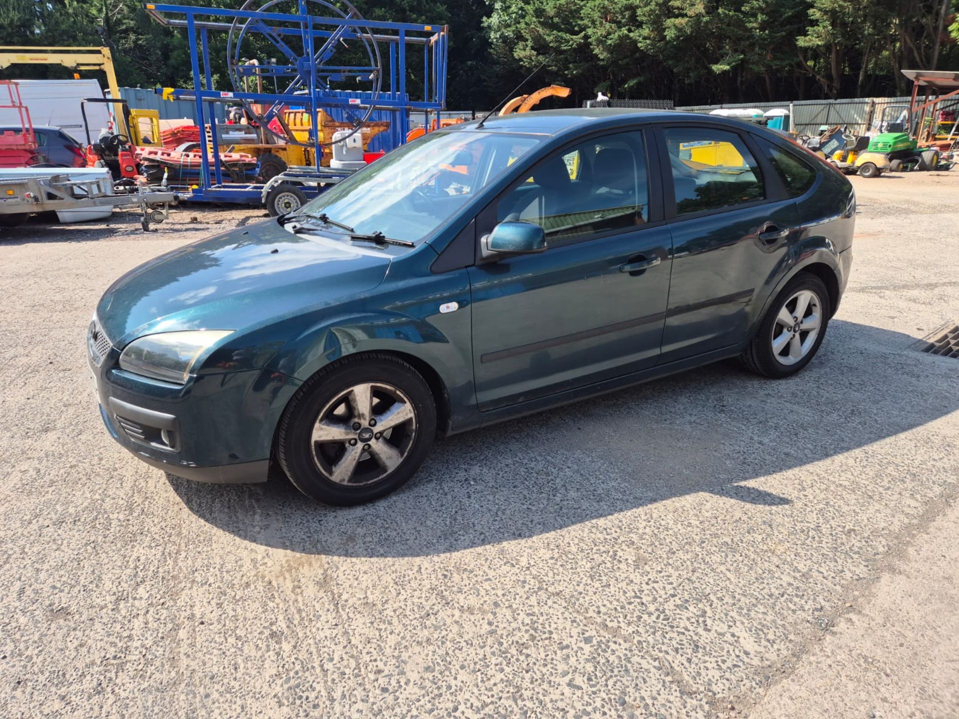 06/56 FORD FOCUS ZETEC CLIMATE AUTO 1596CC 4 SPEED AUTO PETROL GREEN AY56XES - Image 7 of 20