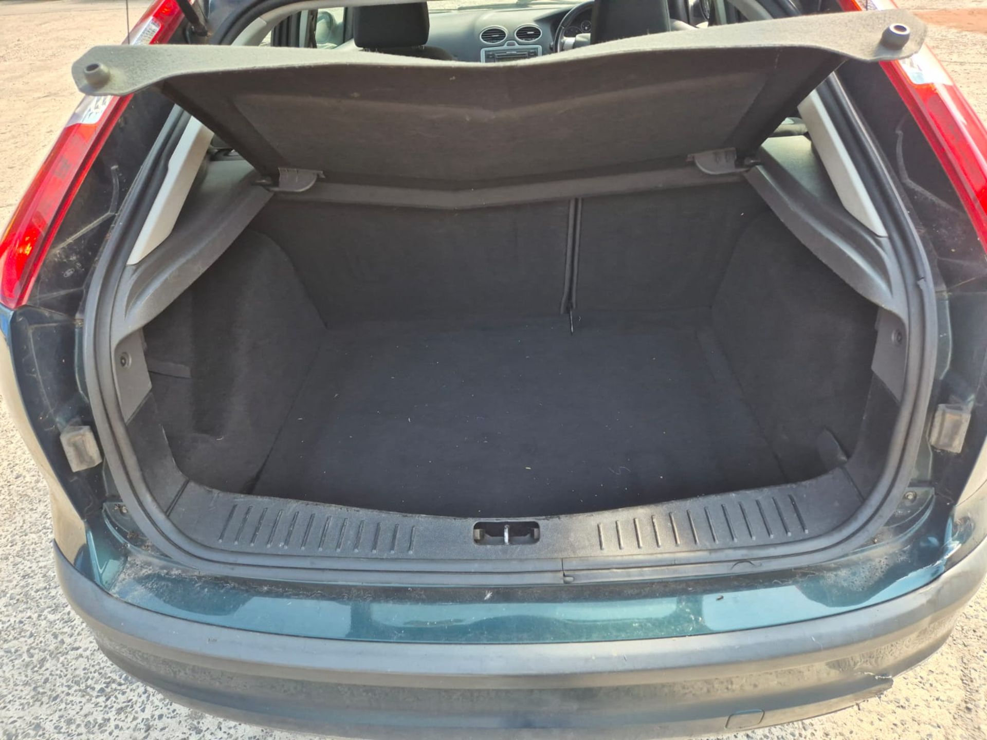 06/56 FORD FOCUS ZETEC CLIMATE AUTO 1596CC 4 SPEED AUTO PETROL GREEN AY56XES - Image 17 of 20