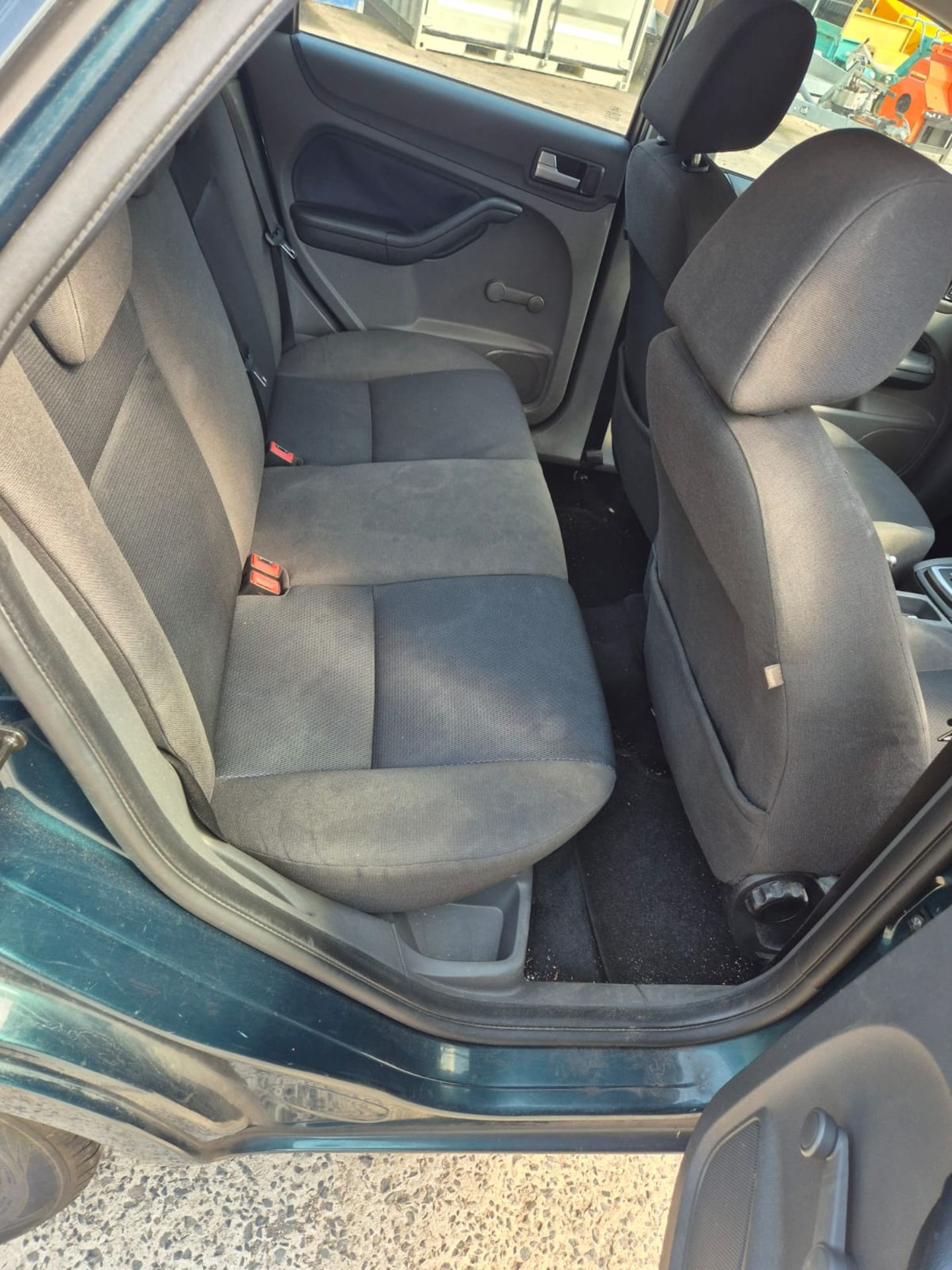 06/56 FORD FOCUS ZETEC CLIMATE AUTO 1596CC 4 SPEED AUTO PETROL GREEN AY56XES - Image 16 of 20