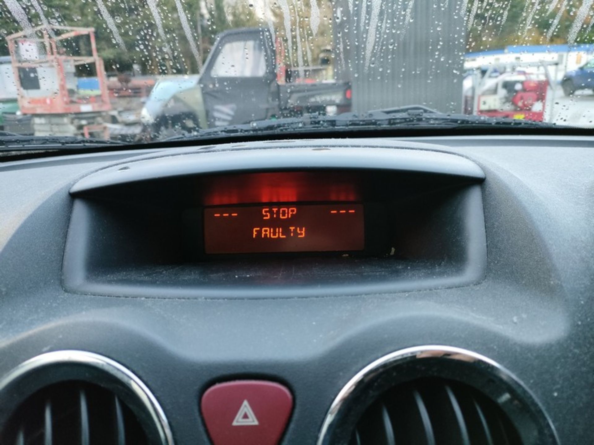 07/07 CITROEN C3 AIRPLAY+ 1124cc 5 Speed Manual Petrol 5 Door Hatchback Silver WF07OTX - Image 34 of 35