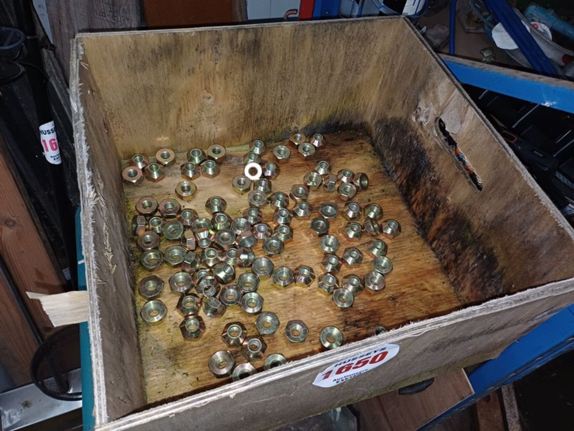 APPROX 100 MF/IH/DEXTA WHEEL NUTS