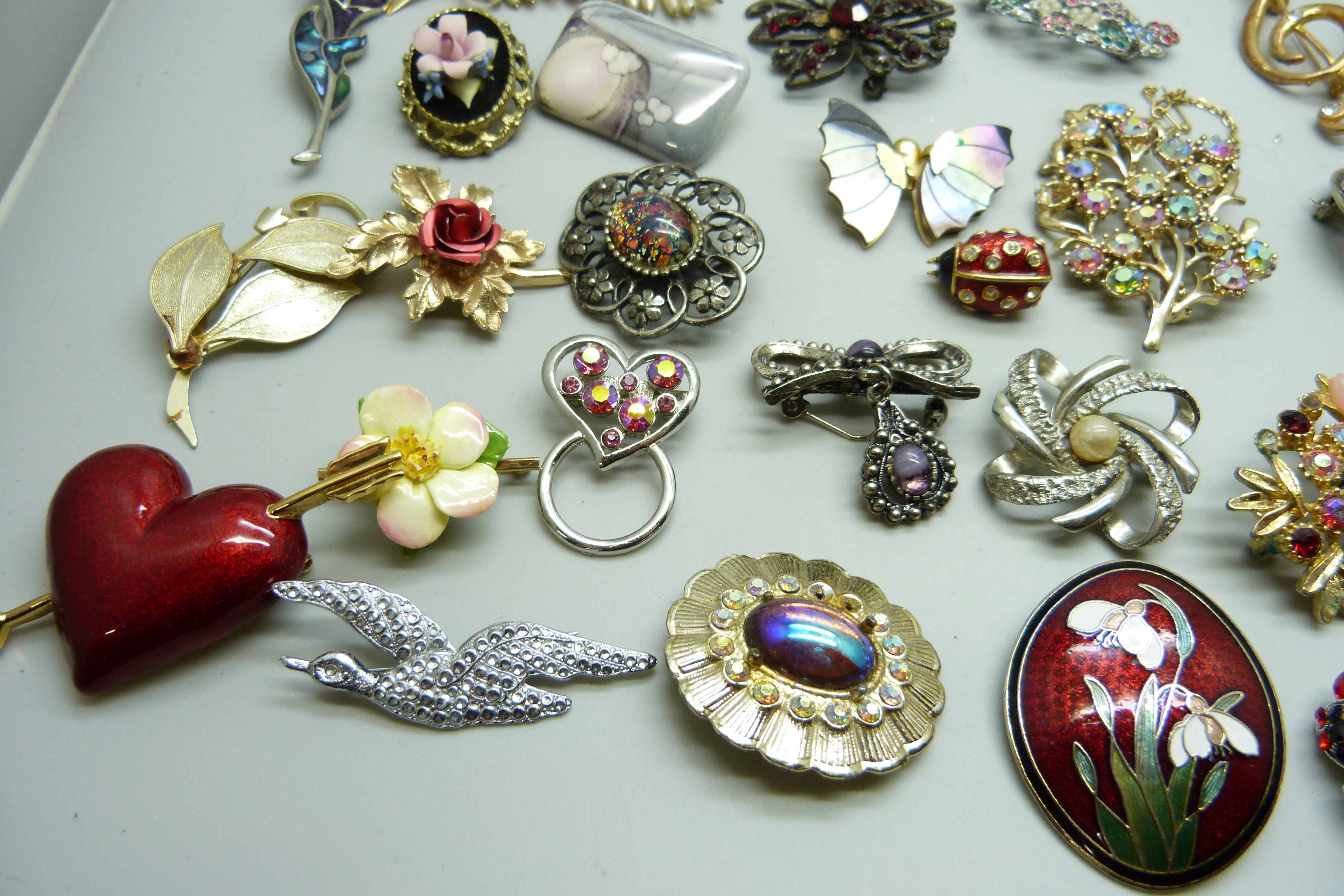 A collection of costume brooches - Image 3 of 5