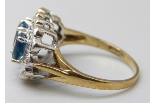 A 9ct gold, blue spinel and diamond accent ring, 3.1g, L - Image 2 of 4