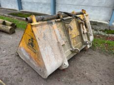 Sanderson general purpose bucket with Caterpillar attachments