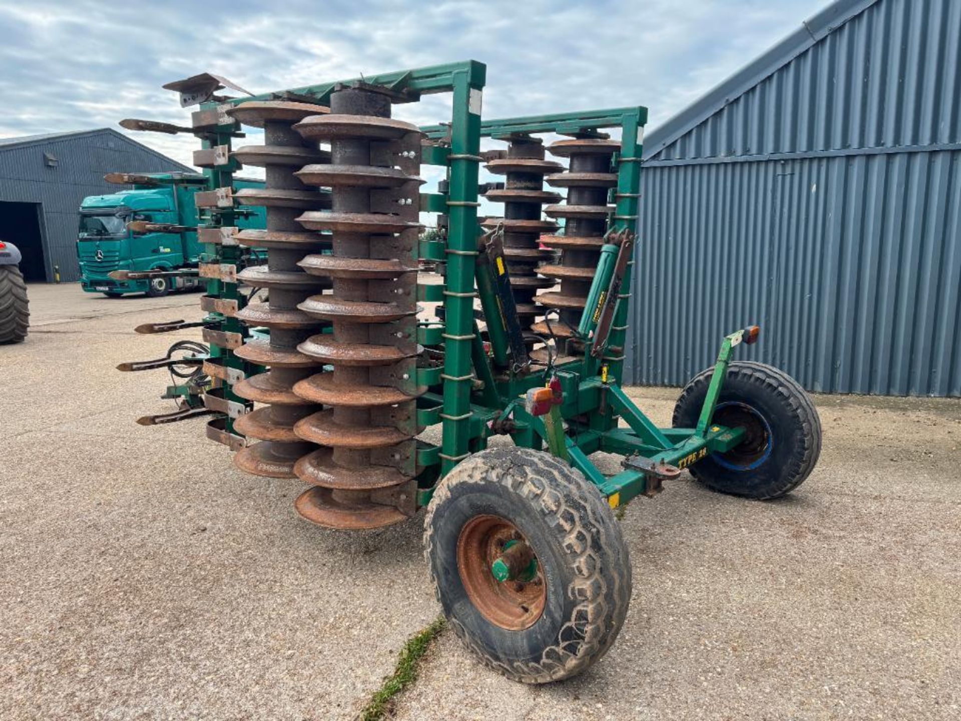 Cousins Type 28 4m cultivator, leading tines to levelling paddles and ...