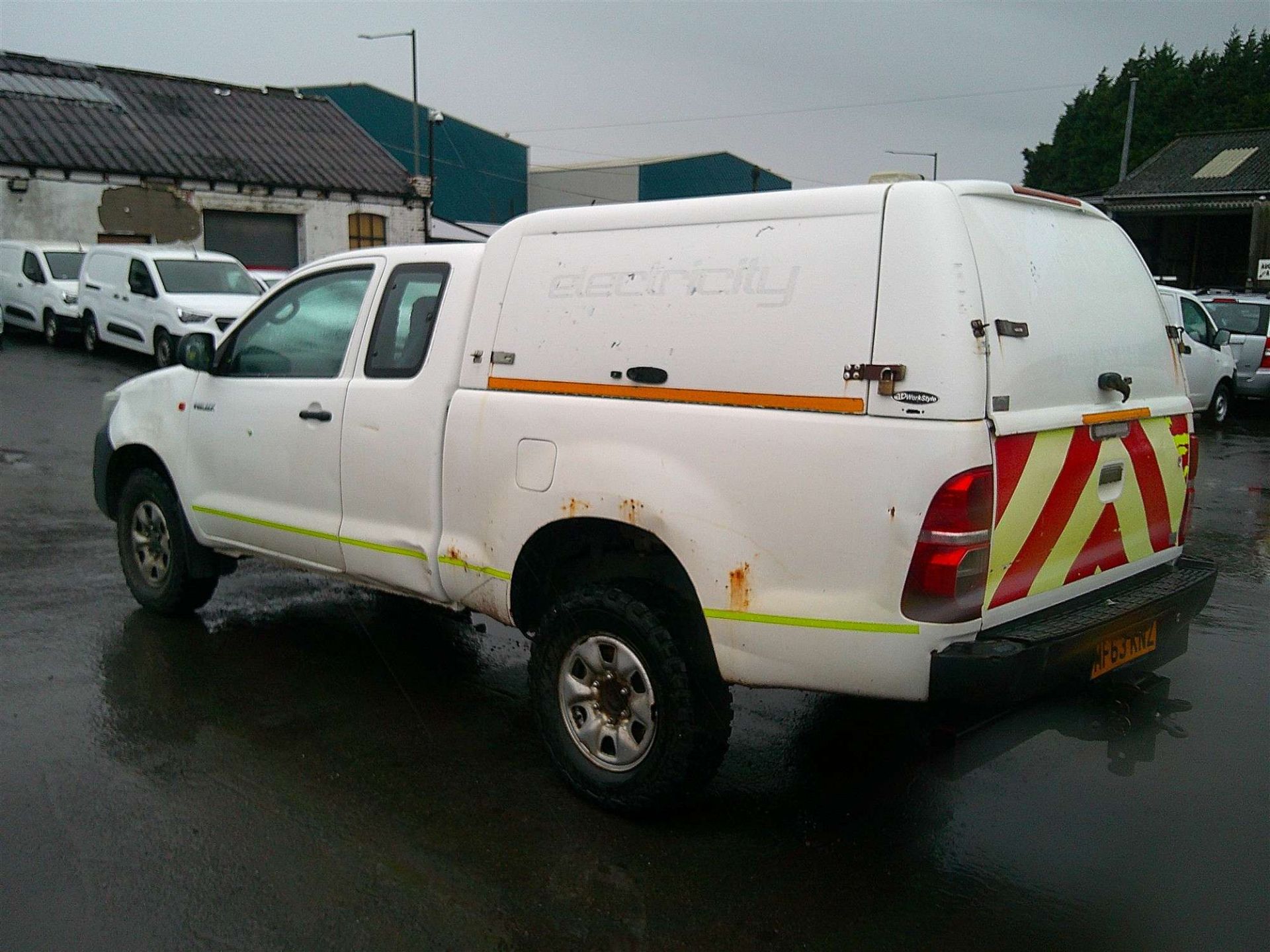 2013 63 REG TOYOTA HILUX HL2 D-4D 4X4 ECB (DIRECT ELECTRICITY NW) - Image 4 of 7