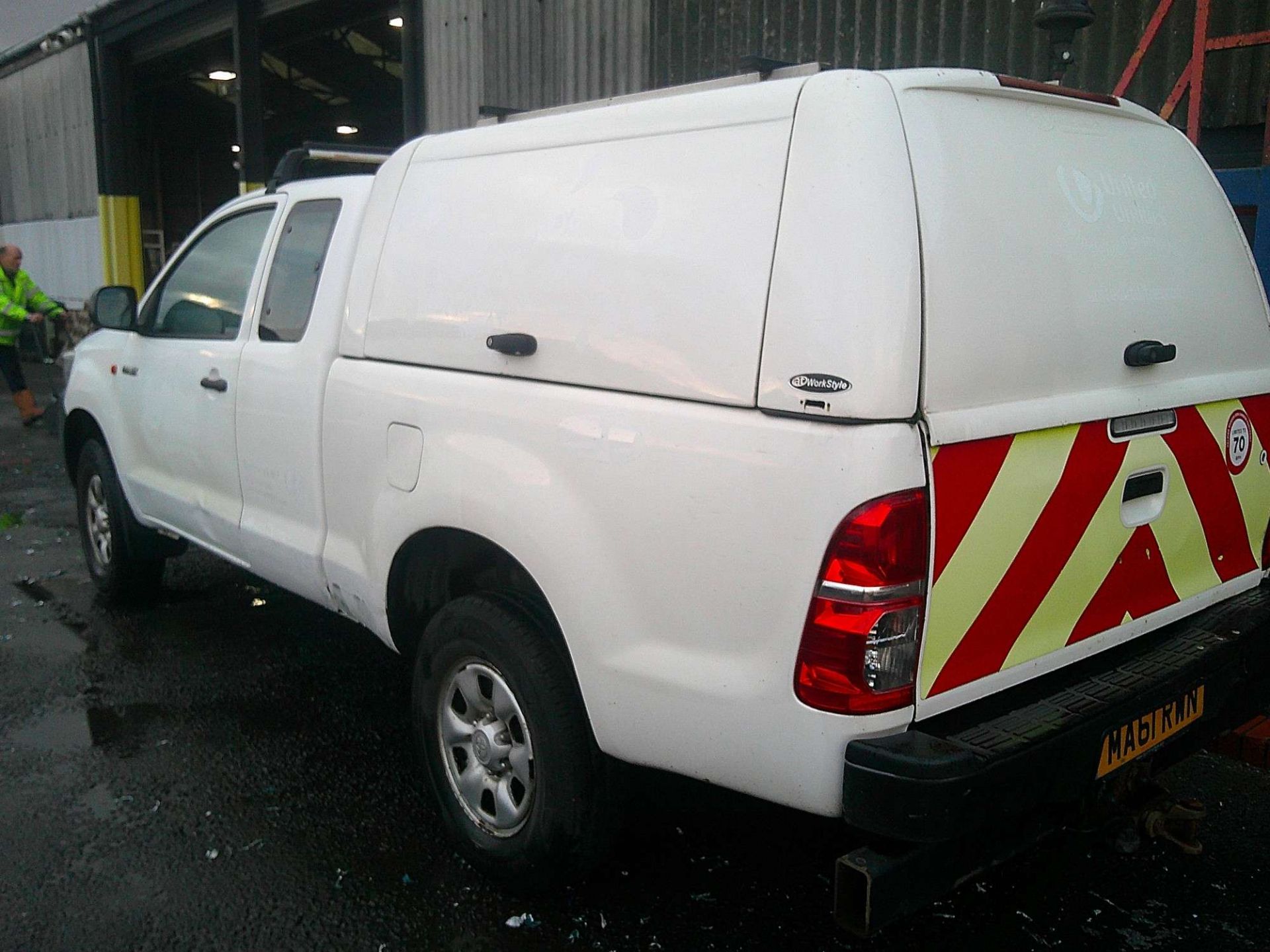 2011 61 REG TOYOTA HILUX HL2 D-4D 4X4 ECB (DIRECT UNITED UTILITIES WATER) - Image 3 of 7