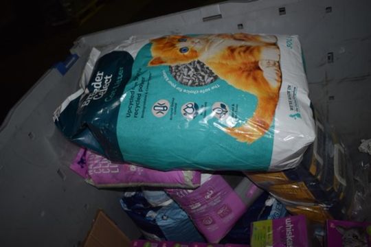 A selection of Whiskas cat food and various bags of cat litter - new (FS) - Image 2 of 3