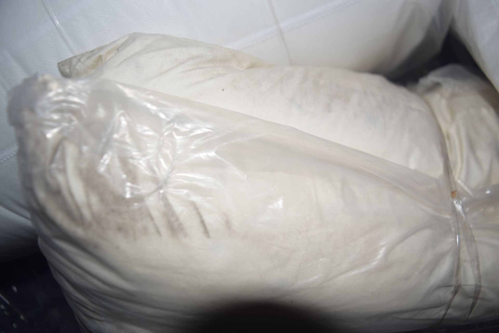 1 x magnum of soft furnishings, including Slumberdown 10 tog double duvet, 20" X 20" hollow fibre - Image 4 of 5