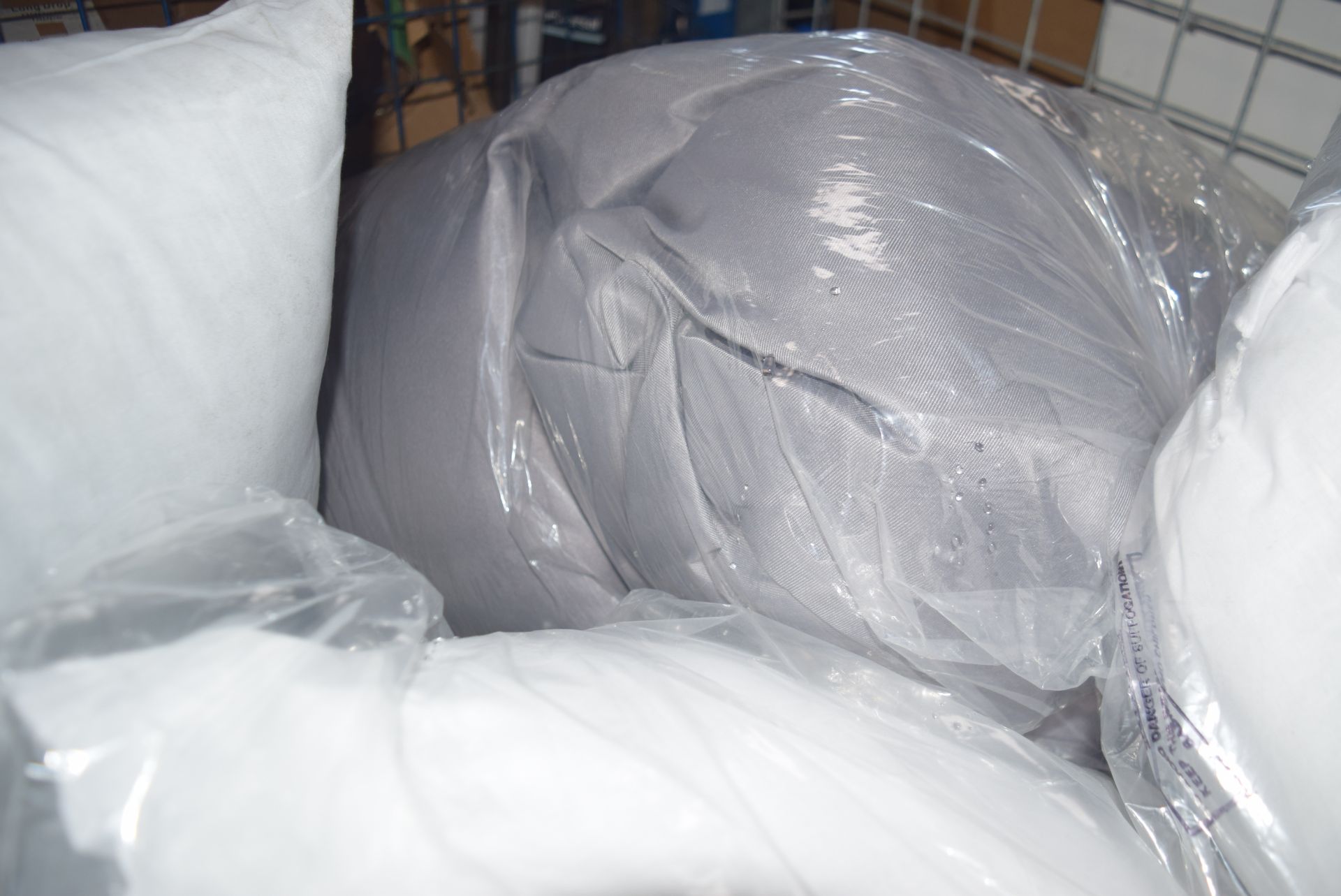 1 x magnum of soft furnishings, including Slumberdown 10 tog double duvet, 20" X 20" hollow fibre - Image 3 of 5