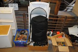 A white plastic baby changing table AF, clothes ai