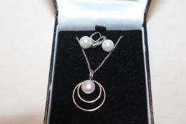A Sterling silver and cultured pearl pendant neckl