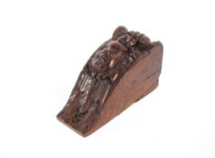 An antique oak scrolling corbel, with cherub mask and leaf decoration, 26cm