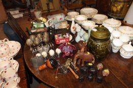 A collection of various decorative pottery to incl