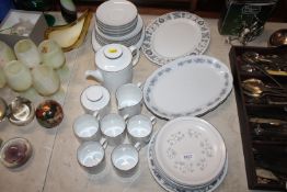 A quantity of various tea and dinner ware to inclu