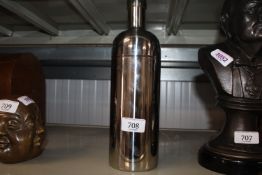 A cocktail shaker (110)