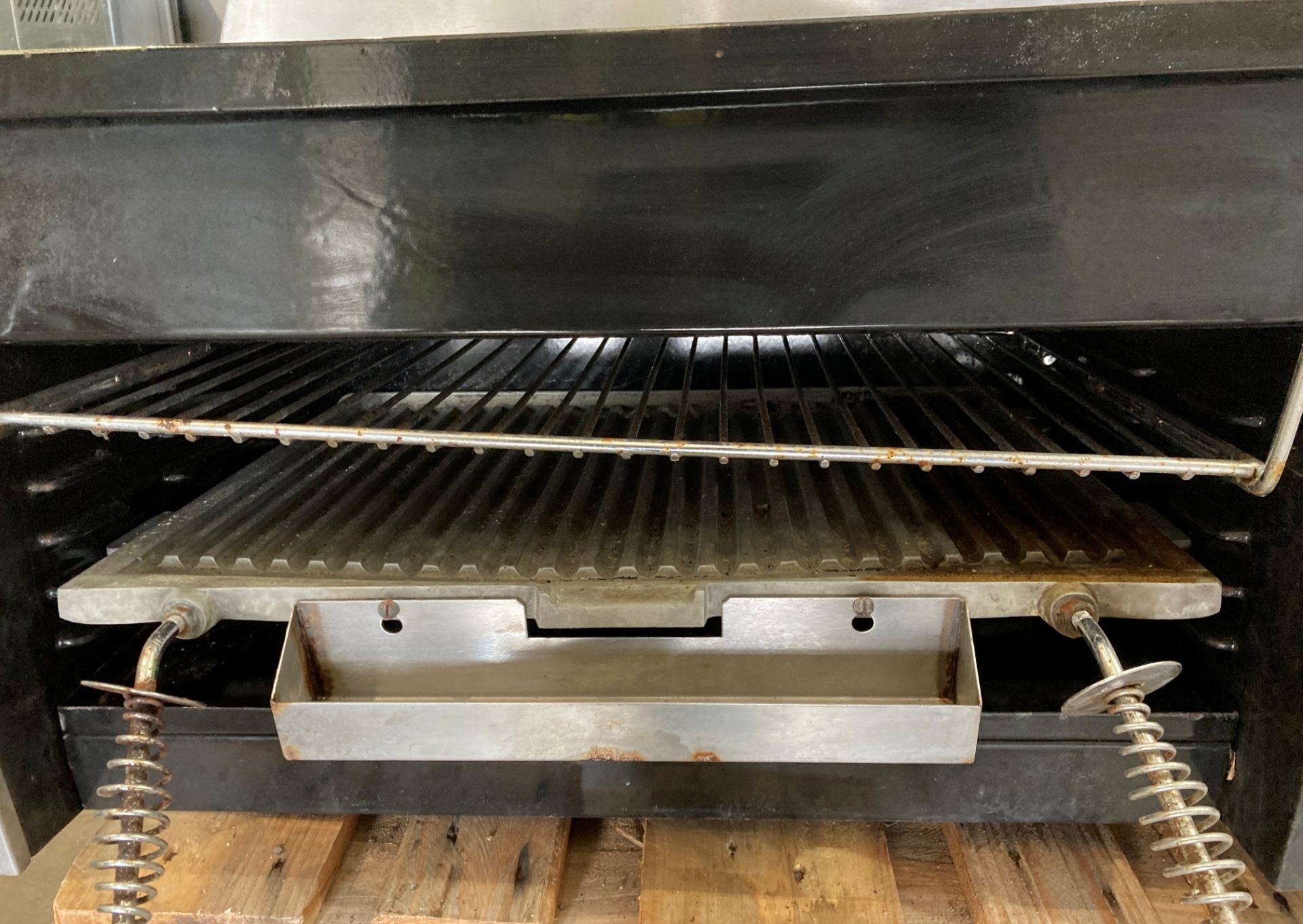 A commercial catering wall mounted gas grill, model R72, - Image 4 of 5