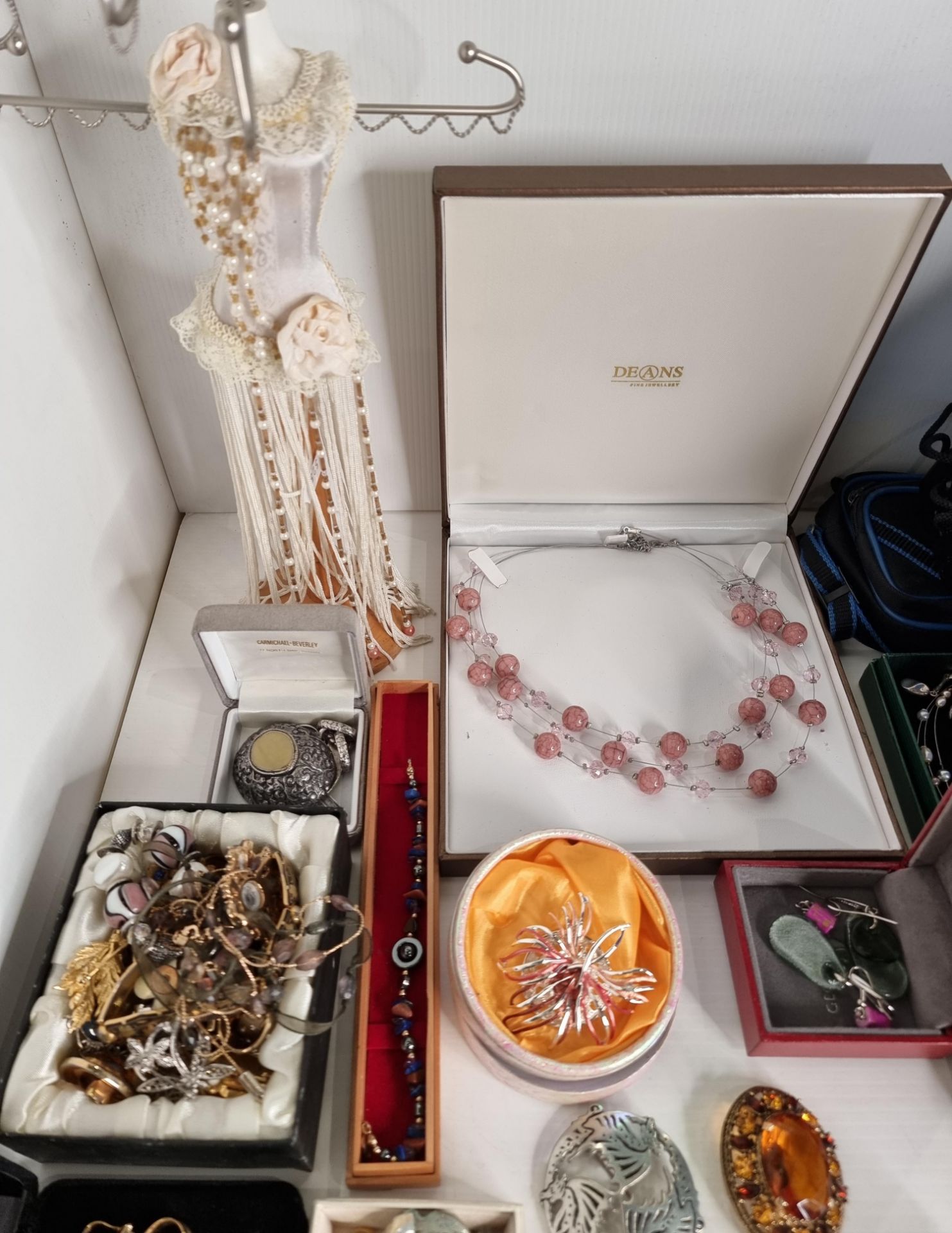 Contents to box - a large quantity of assorted jewellery and costume jewellery including a silver - Image 4 of 5