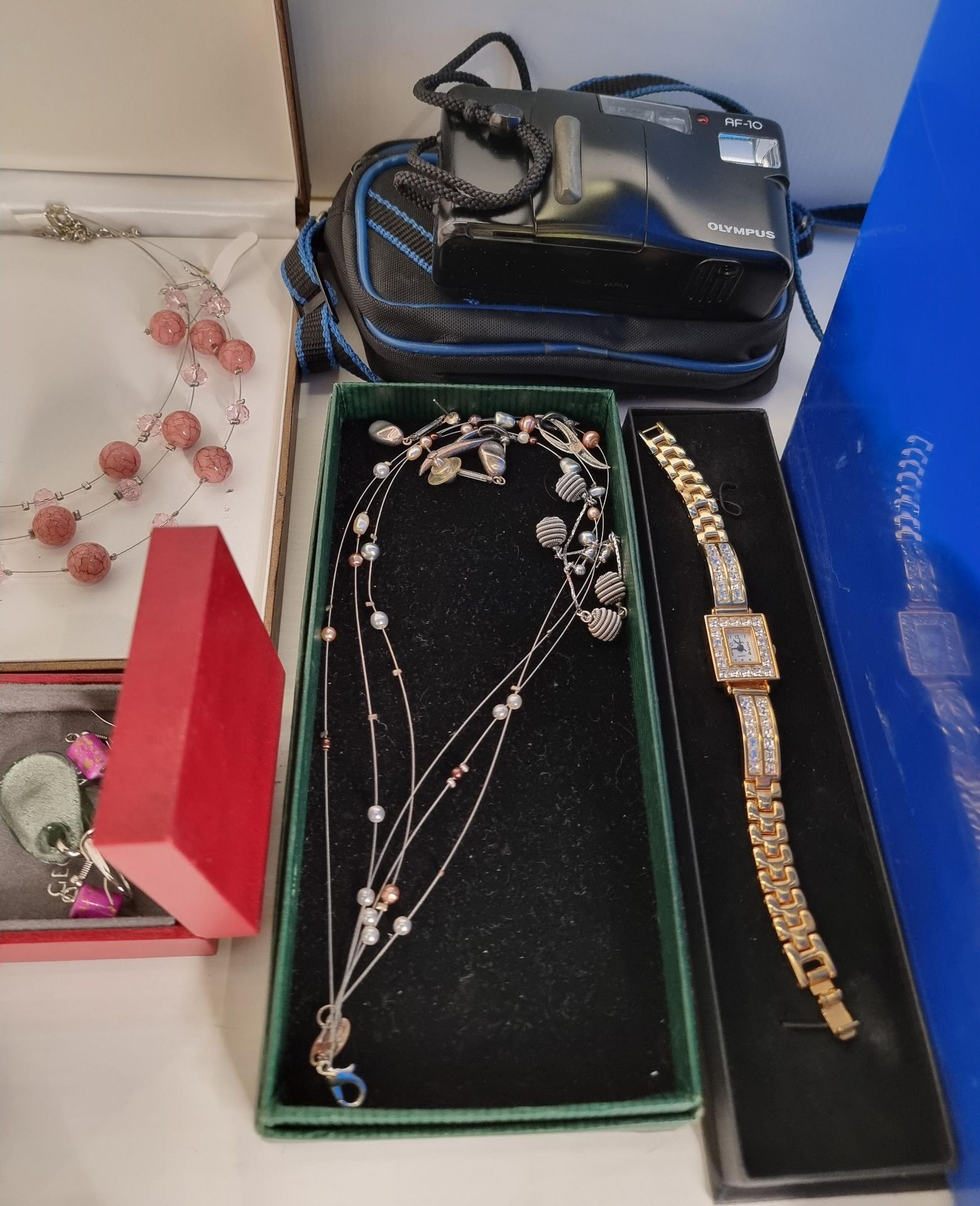 Contents to box - a large quantity of assorted jewellery and costume jewellery including a silver - Image 3 of 5